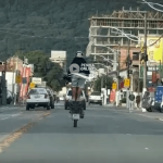 [VÍDEO] Motoqueiro é flagrado fazendo manobra arriscada em avenida de Penha