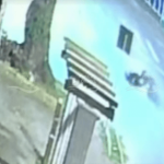 [VÍDEO] Motoqueiro empina moto em via pública e sofre queda antológica em Penha