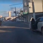[VÍDEO] Motoqueiro escapa de ser atingido por porta de carro aberta repentinamente e lança recado aos motoristas em geral