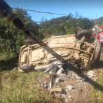 Motorista morre após sair da pista e colidir contra poste