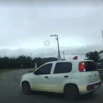[VÍDEO] Motorista “passa reto” em rótula de Penha e por pouco não provoca acidente