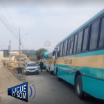 [VÍDEO] Motoristas ficam trancados por causa de ônibus escolares ao lado de unidade de ensino municipal
