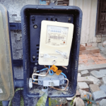 Mulher denuncia mais um furto de fios elétricos de sua casa e faz desabafo