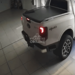[VÍDEO] Notebook esquecido sobre caminhonete cai em via pública; dono faz apelo para localizar aparelho