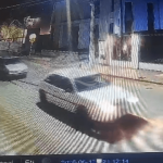 [VÍDEO] Ousadia: criminosos são flagrados rebocando carro furtado em Penha