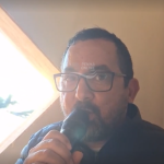 [VÍDEO] Penha: Edu Leite revive Milton Fonseca e Tavinho ao comandar serviço do alto falante na torre da igreja durante abertura da Festa de São João