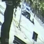 [VÍDEO] Penha: adolescente “voa” em acidente envolvendo scooter e automóvel