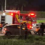 [VÍDEO] Penha: em mais um acidente na rótula do kartódromo, motoqueiro e passageira ficam feridos