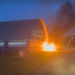 [VÍDEO] Penha: fogo em móveis descartados vira fogueira gigante ao lado de ginásio de esportes