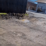 [VÍDEO] Penha: rua fica destruída por caminhões pesados de prédio em construção e moradores pedem manutenção