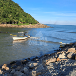 Pescador encalha em rio assoreado e sofre para retirar embarcação
