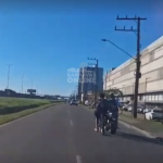[VÍDEO] Piloto de scooter “dá carona” para ciclista e se coloca em grave perigo no trânsito