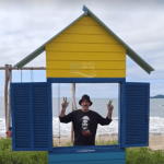 [VÍDEO] Seu Madruga da Praia constrói mais uma janela para contemplação da natureza na orla de Penha