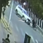 [VÍDEO] Motoqueiro força ultrapassagem e é derrubado por automóvel em cruzamento de Penha