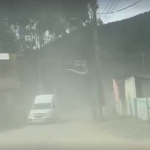 [VÍDEO] Velocidade de caminhões levanta poeirão em estrada de terra de Penha; vizinhos pedem conscientização aos motoristas e pavimentação à Prefeitura