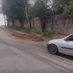 Alerta de trânsito: caminhão derruba barro no meio da rua e motoboys pedem atenção no trecho