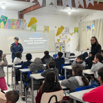 Bombeiros Militares de Penha promovem ação educativa sobre prevenção de incêndios em escola