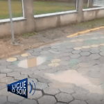 [VÍDEO] Buraco ao lado de lombada provoca prejuízos a motoristas em Penha
