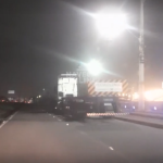 [VÍDEO] Caminhões parados sobre pista da BR-470 em Navegantes causam riscos de graves acidentes