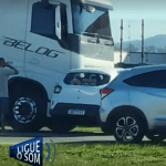 [VÍDEO] Carro e carreta “se enroscam” em acidente na BR-101 em Penha na manhã deste domingo (19)