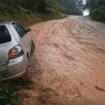[VÍDEO] Carro sai da pista e cai na valeta em rua tomada por lama em Penha