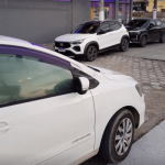 Carros estacionados “de qualquer jeito” travam trânsito em rua de Penha, denuncia motorista