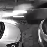[VÍDEO] Carteira é atirada pela janela de automóvel em movimento; moradores buscam proprietárias de documentos
