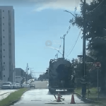 [VÍDEO] “É para isso que pagamos a taxa?”, questiona morador após flagrante de caminhão limpa-fossa sugando esgoto em Penha