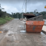 [VÍDEO] Excesso de caçambas de entulho e rua detonada: comerciante pede manutenção e fiscalização urgente