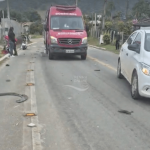 [VÍDEO] Homem é socorrido com suspeita de fratura em perna após colisão entre carro e moto em Penha