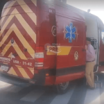 [VÍDEO] Homem fica ferido após colisão entre carro e bicicleta elétrica no Centro de Penha