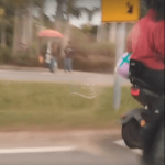 [VÍDEO] Inacreditável: casal transporta criança em scooter em rodovia estadual em Penha