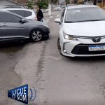 [VÍDEO] Incrível: carro é parcialmente estacionado sobre pista de rolagem em avenida de Penha