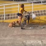 [VÍDEO] “Loira dos cachorros” volta a ser flagrada agredindo cão em plena luz do dia no Centro de Penha