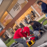 [VÍDEO] Motociclista perde o controle após colisão com carro e derruba placa em Penha