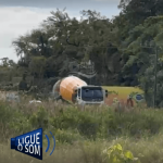 [VÍDEO] Motorista é flagrado lavando caminhão de concreto em via pública entre Penha e Balneário Piçarras