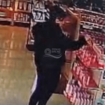 [VÍDEO] Mulher volta a furtar em farmácia de Penha pela segunda vez no mesmo dia; lojas de roupas e calçados também foram alvos