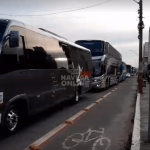 [VÍDEO] Navegantes abarrotada de veículos e estacionamento a R$ 100,00; motoristas fazem alerta nos arredores de show musical religioso