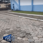 [VIDEO] Paver se solta e causa dano a veículo em rua de Penha; motorista deixa alerta e pede atenção à Secretaria de Obras