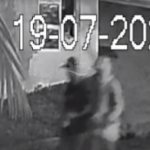 [VÍDEO] Penha: dupla é flagrada entrando em residência na Praia Alegre