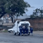 [VÍDEO] Penha: grupo comemora após fazer Kombi pegar no tranco e vibra como se fosse gol do Brasil na Copa do Mundo