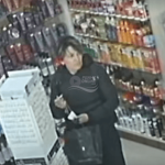 [VÍDEO] Penha: mulher é flagrada por câmera de vigilância após furtar diversos colares e perfumes em farmácia