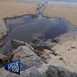 [VÍDEO] Riacho de esgoto roxo corre em areia de praia em Penha