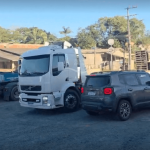 [VÍDEO] Saragaço no trânsito em Penha: caminhão bloqueia pista e causa confusão