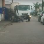 [VÍDEO] Sem qualquer sinalização ou aviso, caminhão de obra tranca a passagem a passagem de veículos