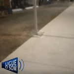 [VÍDEO] Serviço “bem-feito”: poste do “parque linear” de Penha está dando choque, alerta visitante