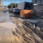 [VÍDEO] Vergonha: atoleiro em rua que abriga residências e hotel prejudica a vida de moradores, comerciantes e turistas em Penha