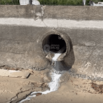 [VÍDEO] Água esbranquiçada sai de tubo de esgoto e avança para o mar em Penha