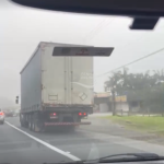 [VÍDEO] Até caminhão: motoristas transformam acostamento em terceira pista da BR-101