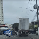 [VÍDEO] Caminhão transita por ruas de Penha com contêiner aparentemente solto